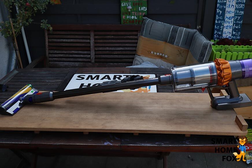 Battery vacuum cleaner as a floor vacuum cleaner, including floor nozzle and suction tube